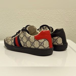 GUCCI Children's Ace GG Supreme sneaker. Size 2 (33). Like New!